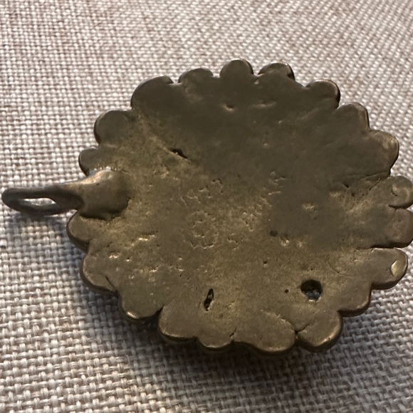 Elegant Gold Flower Pendant - Picture 4 of 5